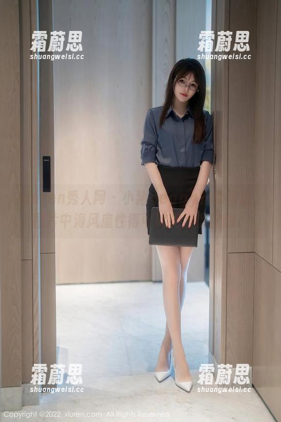Xiuren秀人网-小猪peggy Xiuren秀人网 - 小猪peggy拍的海边,图片中海风魔性得可以把发型掀翻。