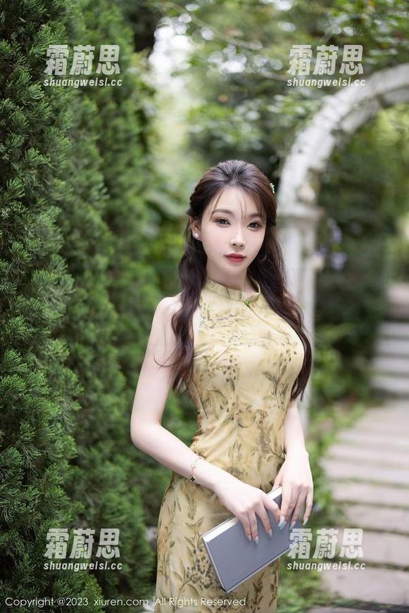 Xiuren秀人网-草莓zz Xiuren秀人网 - 一组草莓zz与她的长腿套图,大家来瞧瞧这位模特儿