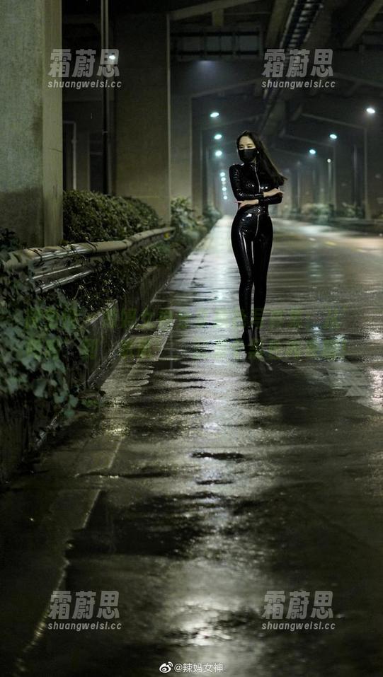 辣妈女神 微密圈 - 辣妈女神分享黑色写真集:从’呜呜’到’叭叭’,就差个黑色内衣啦!